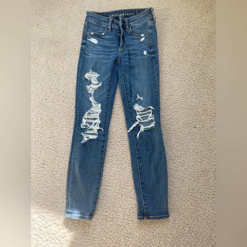 AMERICAN EAGLE RIPPED JEANS